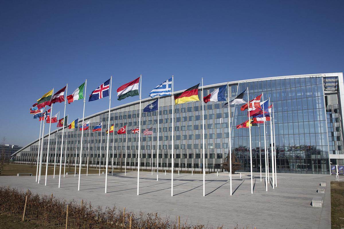 Sursa foto: NATO Flags, U.S. Air Force